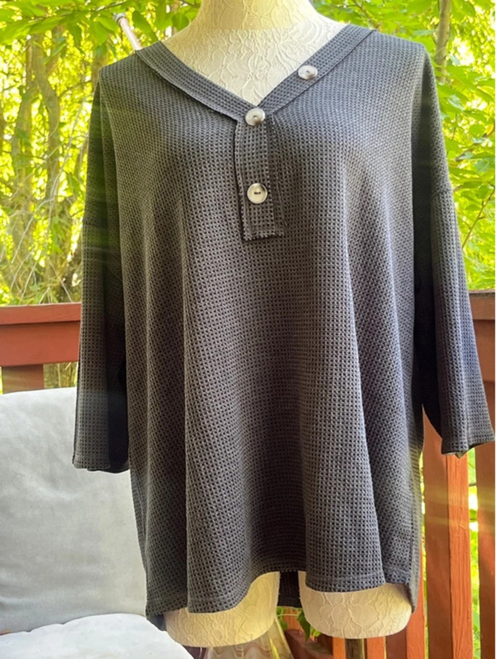 1x women’s grey T-shirt, V-neck buttons